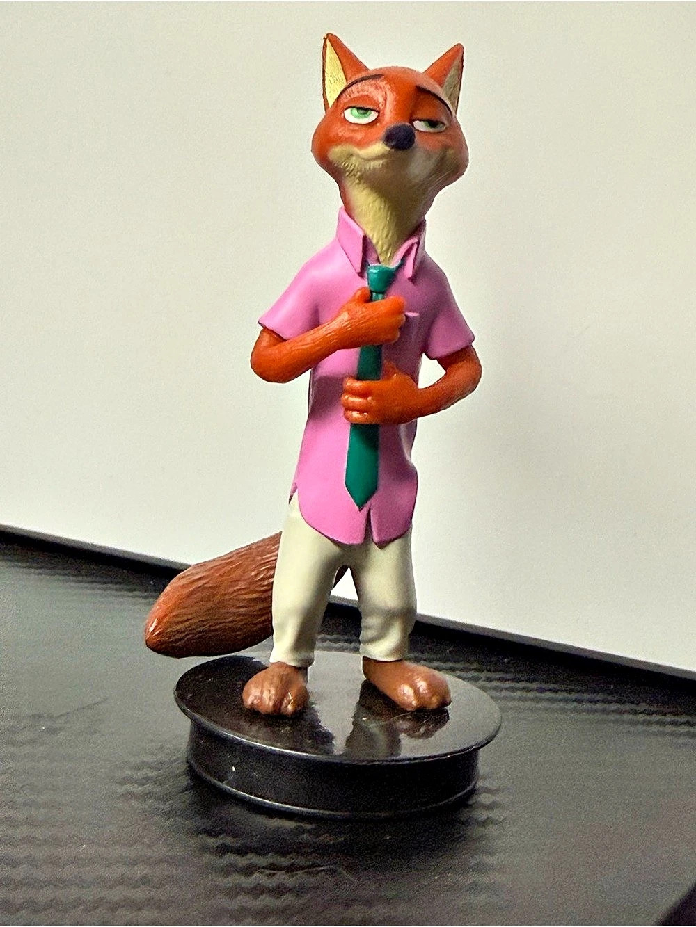 Disney Zootopia 2 Nick Wilde Cinema Exclusive Figurine Pink